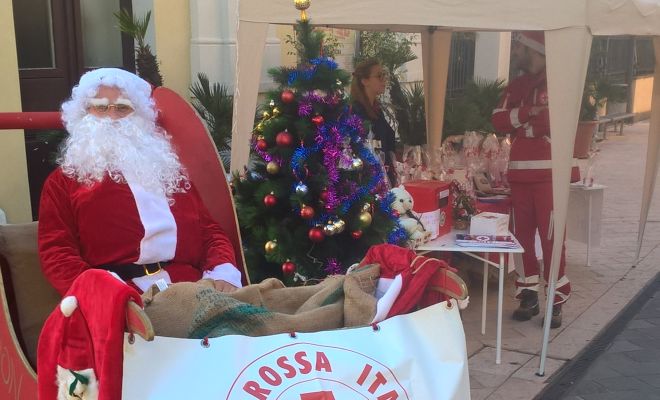 A Diano Marina Babbo Natale ha distribuito il calendario per la nuova ambulanza, ora disponibile presso la sede della Croce Rossa