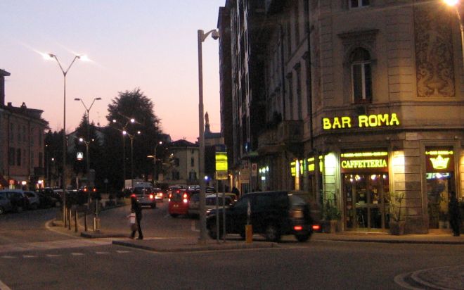 A Tortona brucia l’insegna del bar Roma, intervengono i pompieri