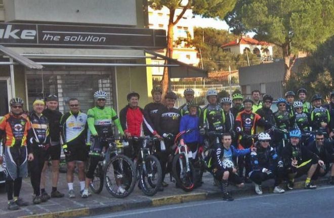 Tanta gente e molti ragazzi domenica in bicicletta nel Golfo Dianese per il “Giro di Natale in mountain bike”. Le immagini