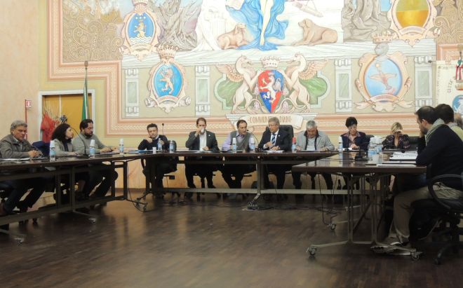 Il Consiglio comunale di Diano Marina approva spese per 95 mila euro in più, fra cui canile, assistenza e mensa per anziani