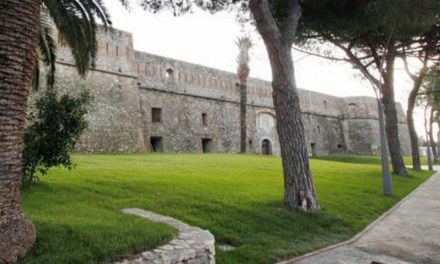 Forte Santa Tecla si anima: poesia immersiva, tango e bagni di gong all’alba nel weekend di Sanremo