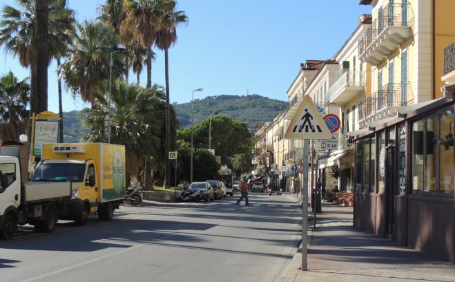 Parcheggi gratuiti a Diano Marina domenica 11, 18 e 25 dicembre. Il 4 si paga