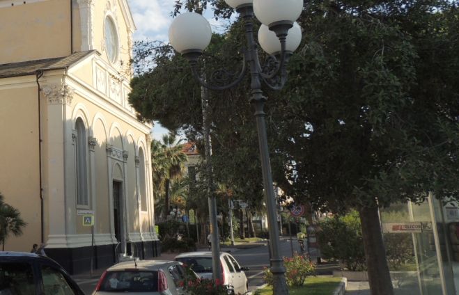A Diano Marina l’area taxi è stata trasferita di fronte alla chiesa parrocchiale. All’ex stazione non aveva più senso