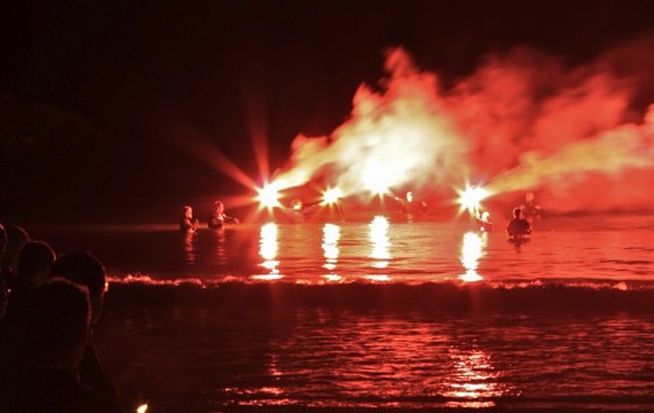 Sabato a Diano Marina si rinnova la tradizione di Gesù Bambino che esce dal mare e viene depositato in chiesa per la messa di mezzanotte
