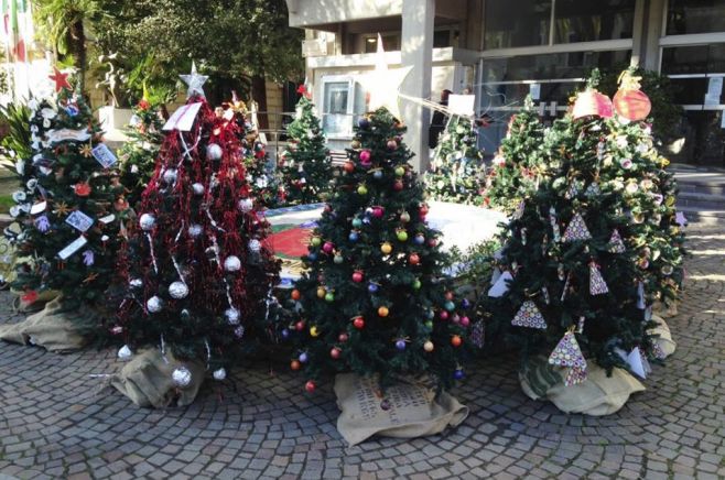 A Diano Marina feste natalizie con alberi e …..