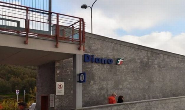 Prendi il treno per andare al mare, arrivi alla stazione di Diano e senti un inconfondibile odore di m….