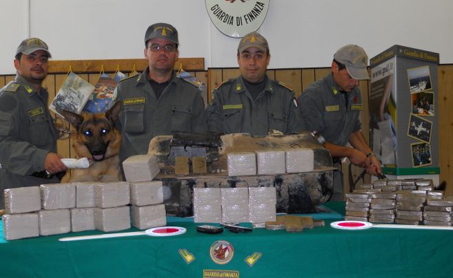 La Finanza di Ventimiglia sequestra 222 kg di hashish a bordo di un camion spagnolo