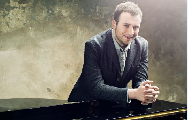 Venerdì al teatro Ariston di Sanremo si esibisce Raphael Gualazzi