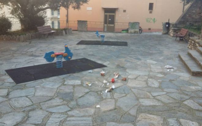 A Imperia in pieno centro cartacce e rifiuti di ogni genere vicino ai giochi per bambini