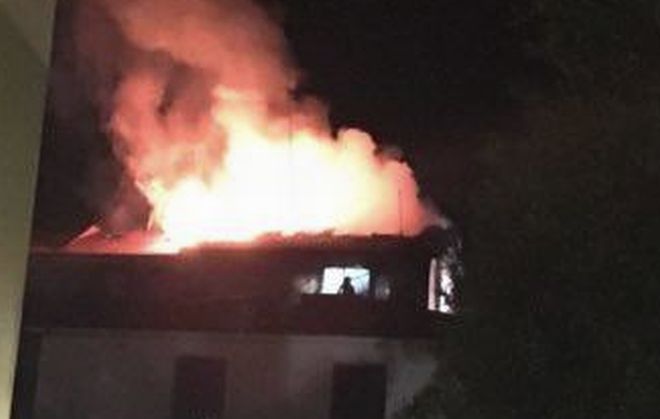 San Bartolomeo, le immagini dell’uomo alla finestra in mezzo alle fiamme e i soccorsi dei pompieri