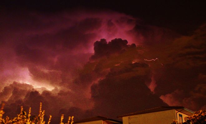 Quasi cessato allarme a Tortona per la nube che si è sprigionata dall’incendio alla raffineria di Sannazzaro, ma cadranno le polveri