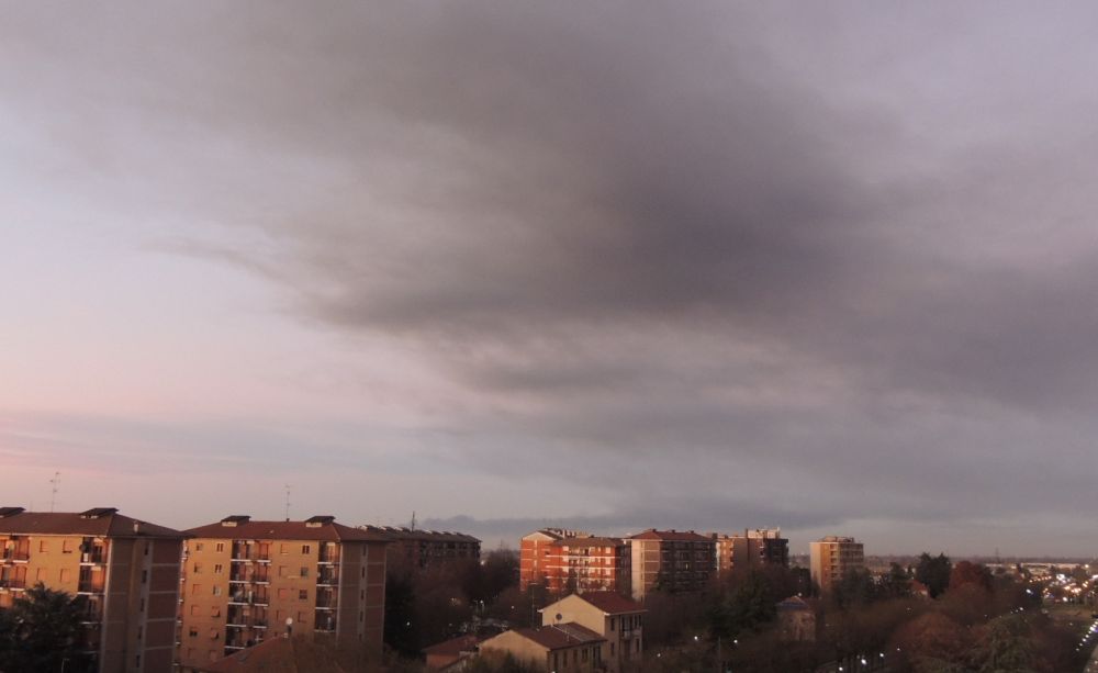 Nube su Tortona per il maxi incendio alla raffineria di Sannazzaro. I pompieri: “Per precauzione chiudete le finestre e non uscite di casa”
