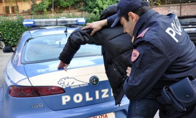 Pur ferito un poliziotto fuori servizio blocca un rapinatore armato di taglierino a Casale Monferrato