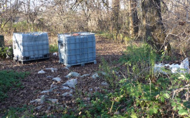 Incivili abbandonano cisterne nel Parco dello Scrivia di Tortona