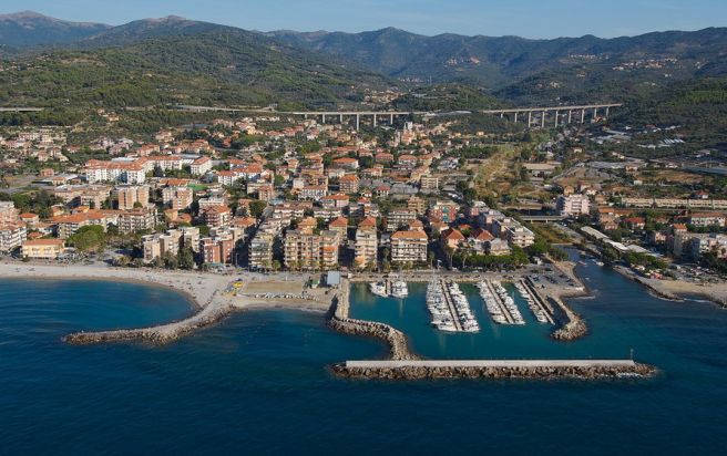 Diano Marina piange ma San Bartolomeo si frega le mani: aumentano i turisti e soprattutto gli stranieri