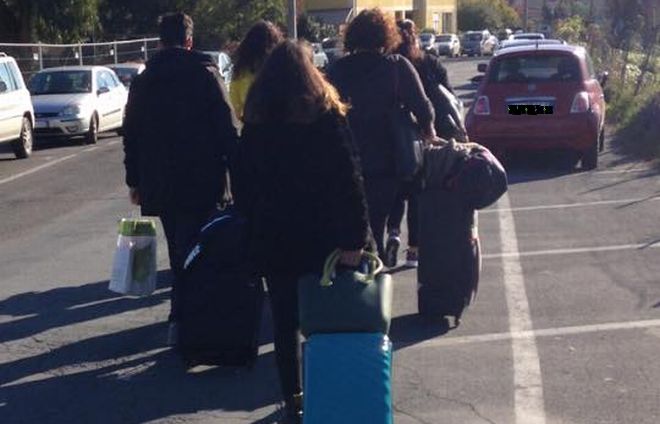 Turisti scesi dalla stazione si incamminano a piedi per oltre 2 Km verso Diano Marina