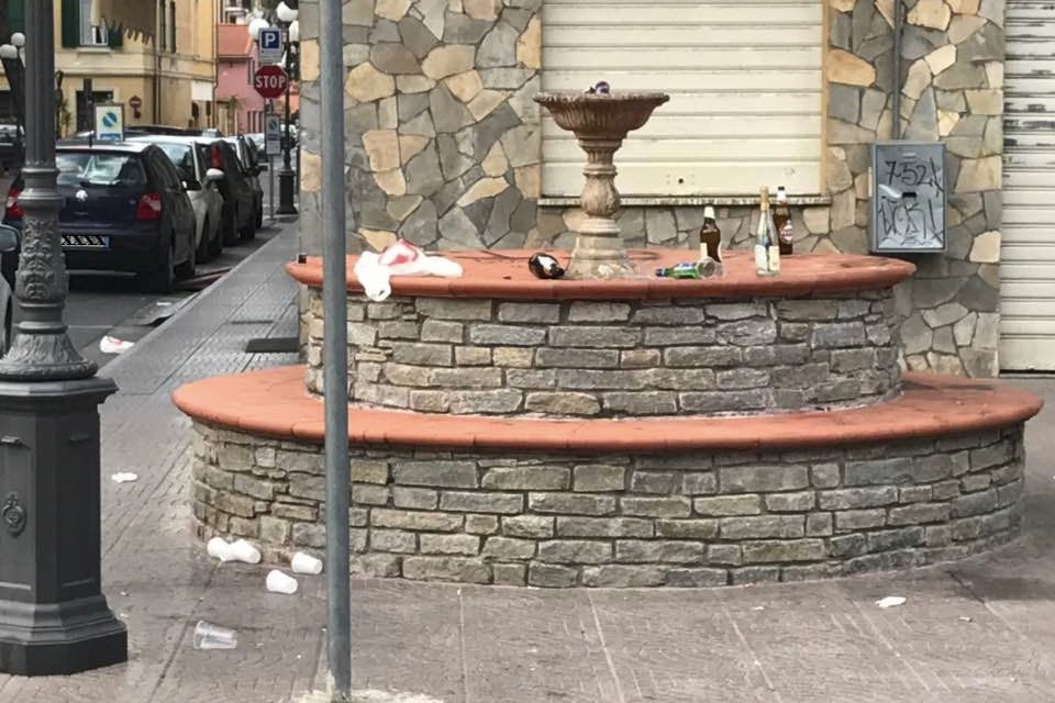 Ragazzi dianesi sbevazzano birra e poi lasciano i “resti” sulla strada. “Maleducati, i genitori devono intervenire”