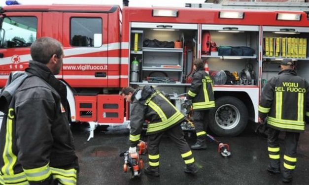 Maxi incendio in una cascina a Novi Ligure, a fuoco un porticato e un pollaio