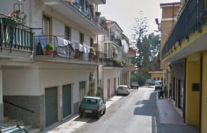 Grave incendio di cantine, garage e auto in via Allavena a Riva Ligure