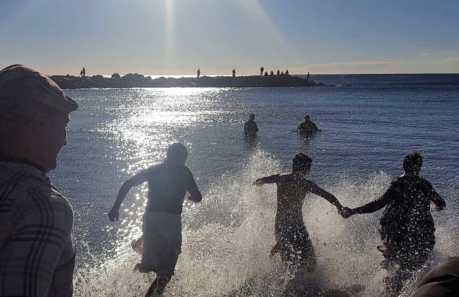 Reportage fotografico sul tuffo delle befane a San Bartolomeo con una folla di gente