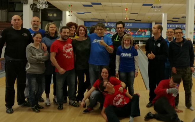 La pluricampionessa Vittoria Tiragallo si presenta a sorpresa a Bowling di Diano Marina ed è un tripudio