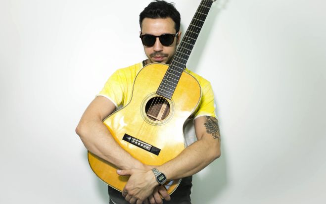 Sabato a Sanremo si esibisce anche il cantautore di San Bartolomeo Andrea Brilla