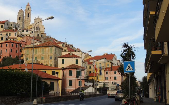 Cervo, lamentele per i camion dei rifiuti che passano troppo presto a svuotare i cassonetti. Anticipare o ritardare il passaggio