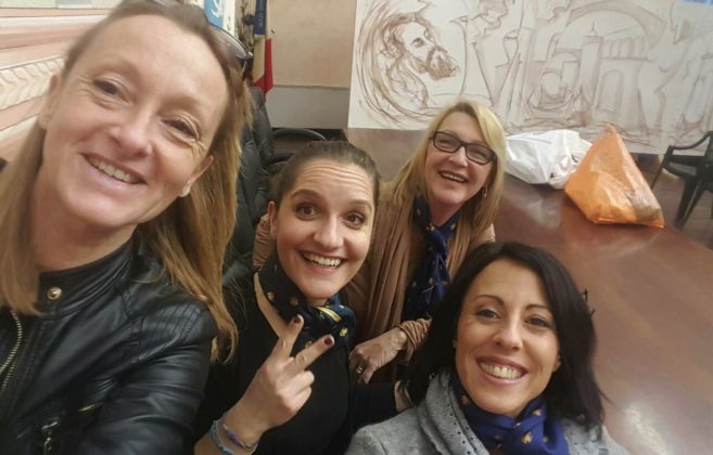 Le rappresentanti della Confcommercio dianese hanno premiato le scuole partecipanti al concorso “Vota l’albero di Natale”