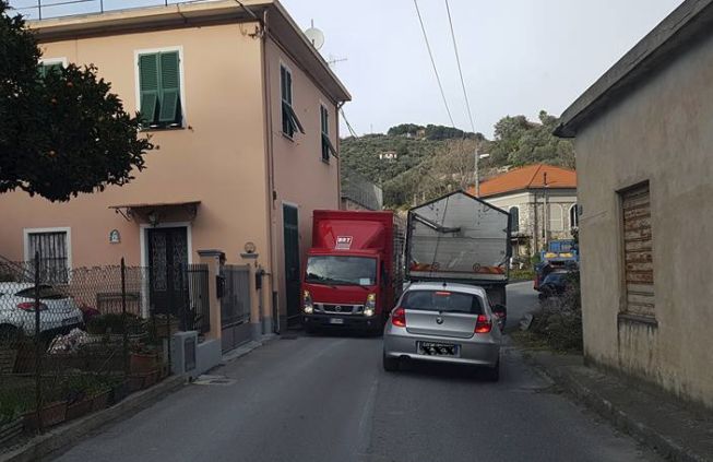 Traffico in tilt per 15 minuti a Diano San Pietro per due camion bloccati dalla strada troppo stretta