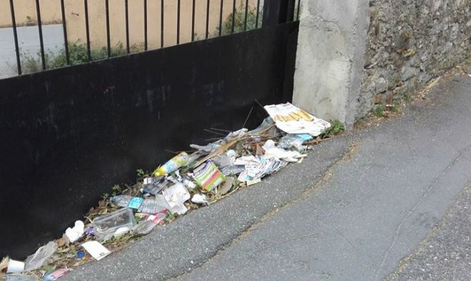 Rifiuti abbandonati a Imperia: in via Colombera e vicino al municipio