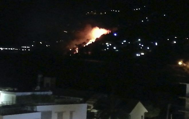 Ore 21, la collina sopra Cervo ha ripreso a bruciare: pompieri sul posto, chiusa l’Aurelia, sarà una lunga notte