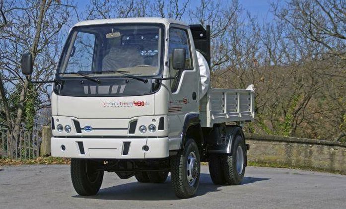 Ladri al Garden Shop di San Bartolomeo, rubano automezzo come questo di ingente valore e attrezzi agricoli. Hanno agito a colpo sicuro