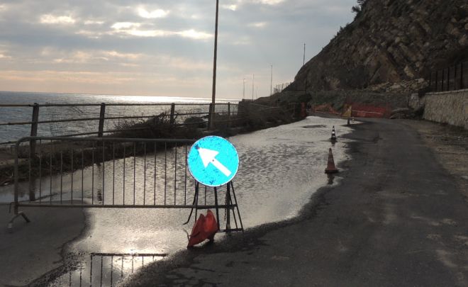 Un lago sull’Incompiuta per una perdita d’acqua a Diano Marina, ma l’Amat dice che nessuno li ha avvisati. Le transenne però ci sono…
