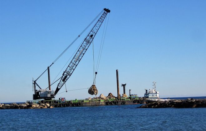 San Bartolomeo rinforza le dighe davanti alla spiaggia per evitare l’erosione: 130 mila euro di spesa