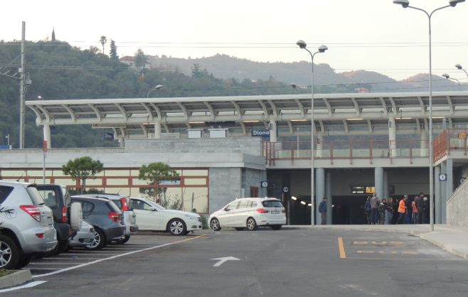 La stazione di Diano è scomoda e i pendolari iniziano a cercare “passaggi” in auto per andare al lavoro. L’appello di una dianese