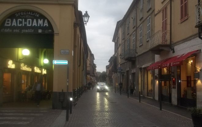 Immigrati stranieri toccano il sedere ad una giovane italiana in via Emilia che si mette ad urlare