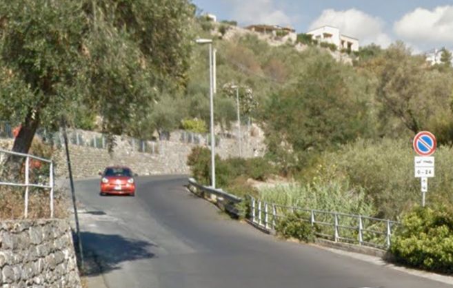 Pensionato di 80 anni fuori strada con l’auto a Cervo in via Solitario delle Alpi. Ricoverato a Imperia