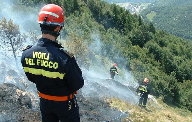 Incendio sopra Cervo a Capo Mimosa, un’odissea senza fine!