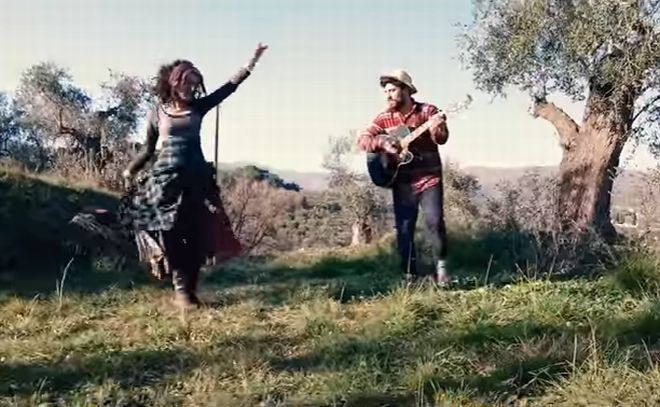 Il cantautore dianese Simone Alessio inizia la presentazione del suo nuovo singolo in giro per la provincia