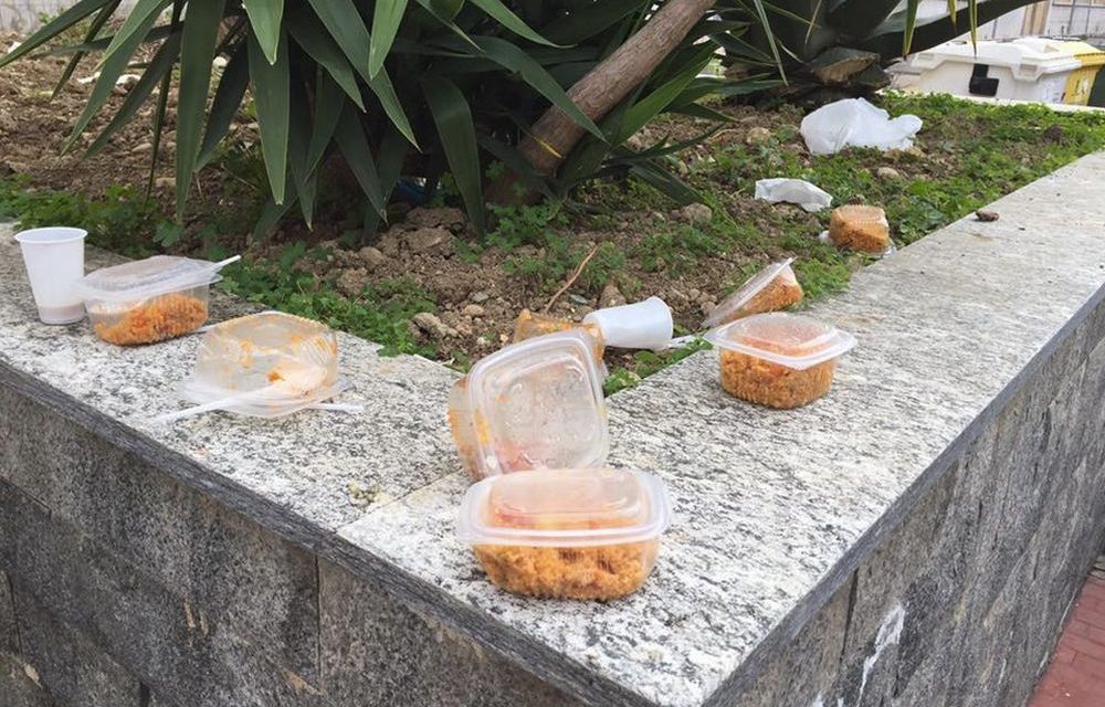 Cibo abbandonato (dagli stranieri?) sulle aiuole di Ventimiglia a pochi metri dai bidoni dei rifiuti. L’Africa ormai è  qui