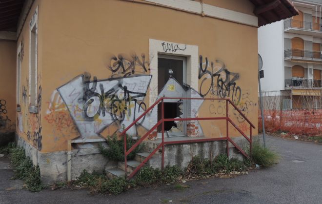 Vandali al parcheggio della stazione di Diano Marina, abbandonato a sè stesso, ma forse ancora per poco