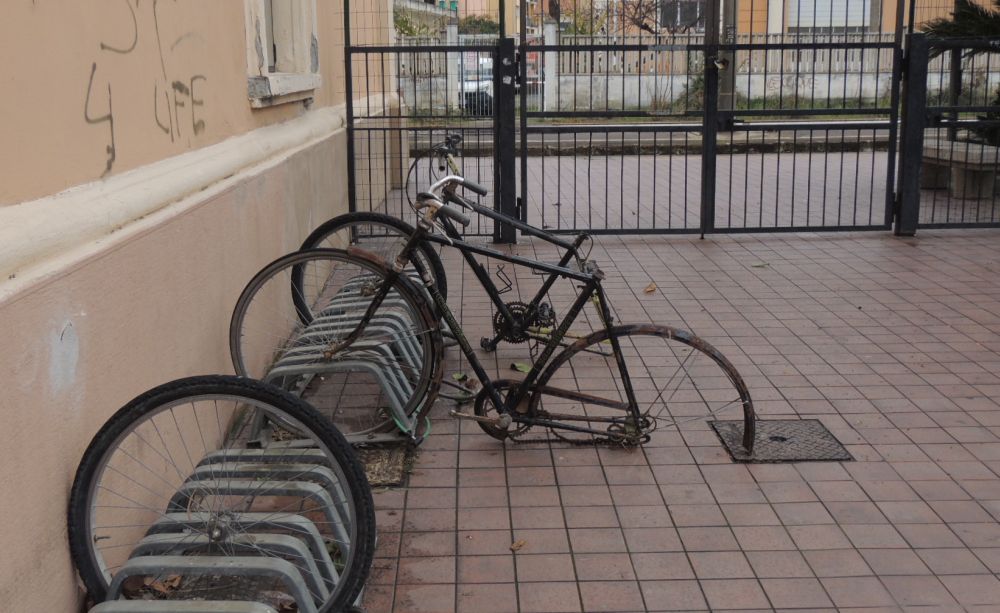 Biciclette e moto abbandonate vicino alla stazione di Diano Marina. Problema da risolvere, ma a chi tocca? Comune o Ferrovie?