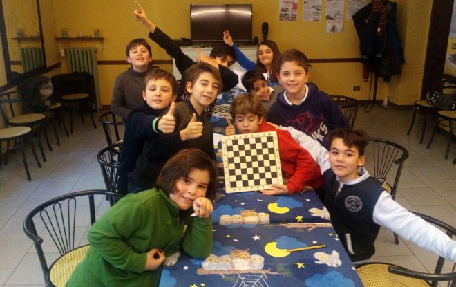 A Tortona i bambini del “Piccolo principe” imparano a giocare a scacchi e si sfidano