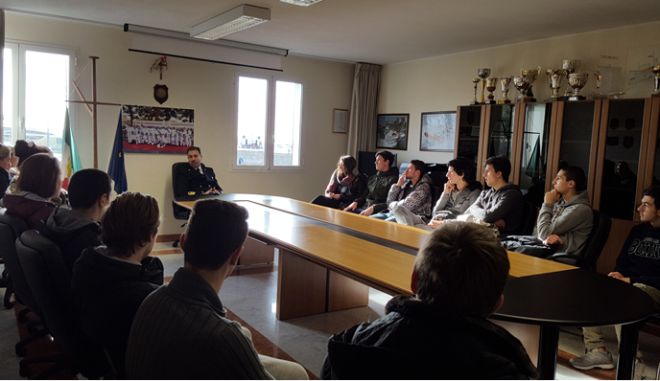 I giovani di Imperia prendono lezioni dalla Capitaneria di Porto