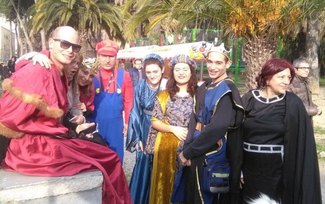 Tanta gente sabato a Ventimiglia per le prime avvisaglie di Carnevale
