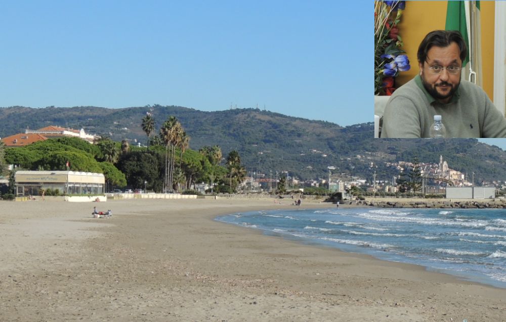 Diano Marina allunga la spiaggia Delfino, la più bella della città, con più posti e più bagni. E partono le prenotazioni online