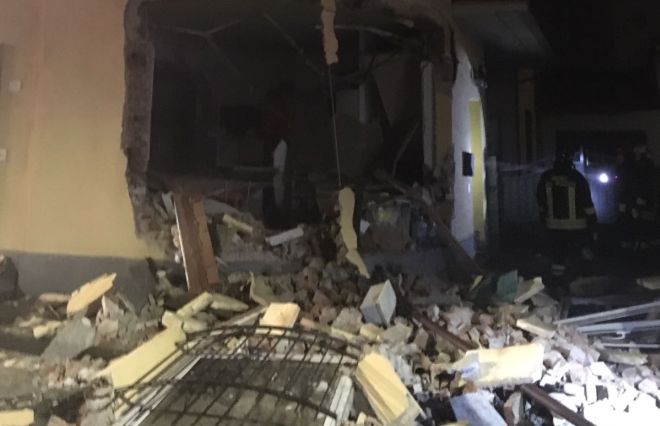 Notte d’inferno a Novi Ligure, esplosione in una palazzina, feriti due Vigili del Fuoco che stavano spegnendo l’incendio