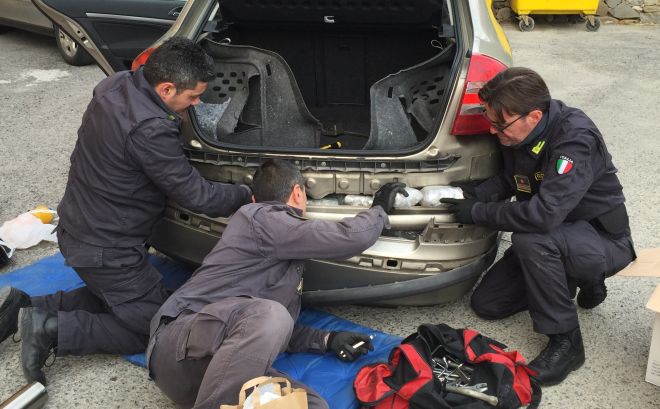 Ventimiglia, auto spagnola piena di marijuana: arrestati dalla Finanza i 3 sudamericani a bordo