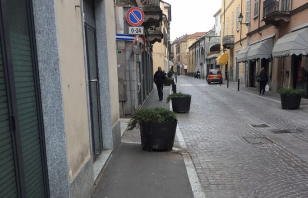 A Tortona disabili e passeggini costretti ad andare in mezzo alla strada per colpa dei vandali che spostano le fioriere