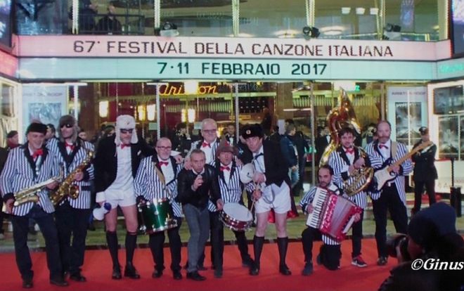 In colbacco e mutande, il divertente sberleffo canoro dei Belli fulminati nel bosco sul red carpet del festival di Sanremo/Le foto